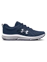Championes de running Under Armour modelo Charged Assert 10, color azul marino con detalles en blanco. Presentan una parte superior de malla transpirable con revestimientos sintéticos, entresuela con tecnología Charged Cushioning para mayor amortiguación y suela de caucho macizo para mayor durabilidad.