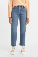 Pantalón de jean azul de tiro alto, corte recto y largo al tobillo.