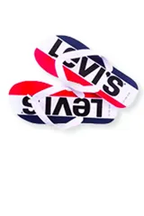 Chinelas Levi's con base blanca, franja roja y azul, logo de la marca en negro y tiras blancas.