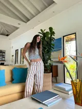 Pantalón jean de tiro bajo con estampado a rayas verticales color marrón y blanco.