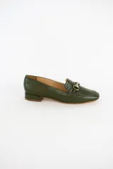 Mocasines de cuero color verde oliva, con detalle de herraje metálico dorado en el empeine y taco bajo cuadrado.