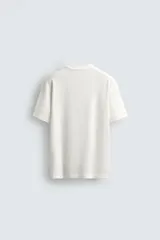 Camiseta de corte regular con cuello redondo, manga corta y bolsillo plastrón en el pecho. Presenta un acabado de color verde con efecto lavado.
