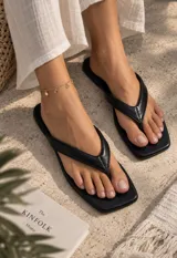 Sandalias planas tipo chancleta con base marrón de punta cuadrada y tiras anchas en color blanco.