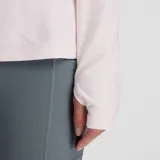 Buzo deportivo de manga larga con medio cierre frontal, cuello alto y orificios para los pulgares en los puños. Presenta el logo de la marca en el pecho y tecnología de secado rápido.