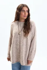 Buzo oversize de tejido de punto en color tostado con efecto jaspeado. Presenta un diseño de corte holgado, cuello redondo y un detalle de costura central vertical (nervio) en el frente.