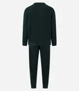 Pijama masculino de dos piezas confeccionado en tejido fleece texturizado. Incluye una remera de manga larga con cuello redondo y puños ajustados, y un pantalón tipo jogger con cintura elástica, cordón de ajuste y bolsillos laterales.