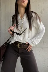 Camisa clásica blanca de manga larga con detalles de vainicas verticales y encaje, cuello mao y cierre frontal con botones.