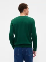 Buzo de punto con cuello en V, manga larga y puños y ruedo acanalados.