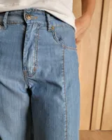 Pantalón de jean estilo wide leg con costuras verticales frontales, tiro alto y bolsillos laterales.