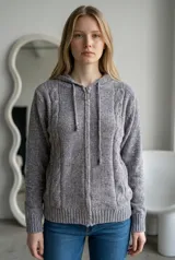 Campera tipo sweater de chenille con textura suave, cierre frontal con tirador circular, capucha con cordones ajustables y puños y ruedo acanalados.