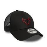 Gorra negra tipo trucker con el logo de los Chicago Bulls bordado en rojo en el frente. Tiene visera curva, paneles frontales estructurados y paneles traseros de malla.