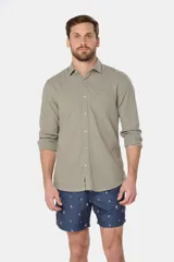 Short de baño clásico de color azul con estampado de veleros pequeños, cintura con elástico y cordón ajustable, dos bolsillos laterales y suspensor de malla fina en su interior.