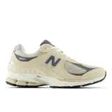 Championes New Balance 2002R unisex color beige con detalles en gris y blanco. Capellada de gamuza y malla, entresuela ABZORB y suela N-ergy.