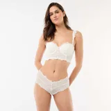Shorty de encaje blanco con detalles de pequeños botones decorativos en la parte frontal y terminaciones onduladas.