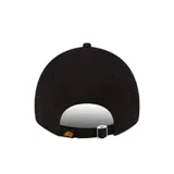 Gorra New Era 9Twenty de los Phoenix Suns, color negro con visera curva y cierre ajustable. Presenta el logo bordado del equipo en el frente y el logo de la marca en el lateral.