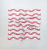 Pañuelo de seda blanco con estampado de líneas curvas en color verde lima, y texto sutil en la tela.