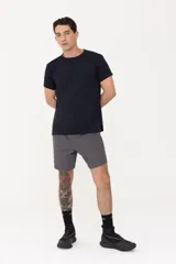 Remera negra de calce fit, ideal para yoga y entrenamientos. Confeccionada en tejido suave y elastizado con tecnología Drifit y protección UV50+.