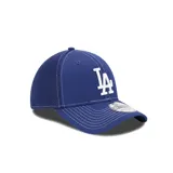 Gorra azul de New Era con el logo de los Dodgers bordado en blanco en el frente.