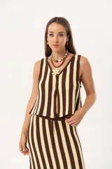 Chaleco tejido a rayas verticales color chocolate y amarillo, con escote en V y cierre con ganchitos.