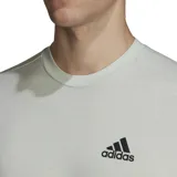 Remera deportiva Adidas de hombre color gris claro, con logo negro en el pecho y tecnología Aeroready.