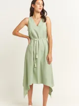 Vestido negro con escote en V y corte irregular con picos en los costados. Incluye lazo de algodón a tono para ajustar en la cintura.