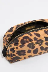 Neceser Bimba y Lola de nylon con estampado animal print. Tiene cierre de cremallera con detalles metálicos dorados y logo frontal.