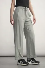 Pantalón negro de corte ancho con cintura elastizada y cordón ajustable.