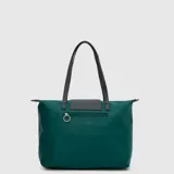 Bolso tipo tote color negro, de diseño minimalista y construcción impermeable. Cuenta con doble asa de hombro, solapa frontal con cierre magnético y detalle de logo grabado, y un charm colgante con la letra B en color fucsia.