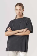 Remera negra de algodón con efecto lavado, corte holgado y mangas cortas.