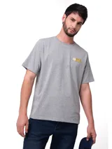 Remera de manga corta y cuello redondo color gris jaspeado. Presenta un pequeño logo estampado en el lado izquierdo del pecho y un diseño gráfico de mayor tamaño en la espalda.