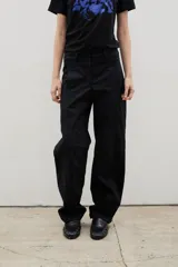 Pantalón de gabardina con corte barrel, diseño holgado y tiro medio. Cuenta con cierre frontal y bolsillos laterales.