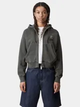 Campera con capucha y cierre frontal, confeccionada en algodón con acabado teñido en prenda. Presenta un corte holgado, hombros caídos, puños acanalados y etiqueta cuadrada tejida con el logo de la marca en el pecho.