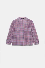 Blusa de cuello redondo y manga larga abullonada, con estampado de cuadros en tonos rosados, violetas y blancos. Cierre frontal con botones.