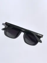 Lentes de sol marca Osten modelo Tokyo, con armazón de acetato en tono verde oliva mate y cristales oscuros polarizados. Presentan un diseño de marco completo con detalle de logo grabado en la patilla.
