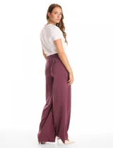 Pantalón palazzo de satén con tiro alto, pretina con pasadores, cierre y botón frontal, y elástico en la parte trasera. Cuenta con bolsillos laterales verticales.