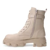 Botas de caña media color beige, con cordones y hebilla lateral.