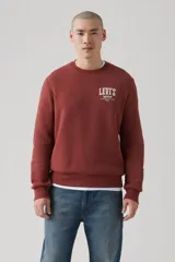 Buzo de frisa color ladrillo con cuello redondo y logo de Levi's estampado en el pecho.