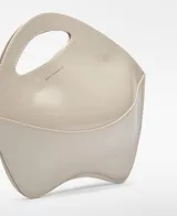 Bolso de mano de la marca Renacer Lab, color beige brillante, con un compartimento principal, cierre magnético y asa de mano. El logo de la marca está grabado en el frente.