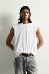 Camiseta tank de punto de algodón, color negro, de corte relaxed fit con cuello redondo, manga sisa y acabados irregulares.