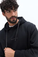 Canguro de algodón color celeste claro, con capucha ajustable mediante cordones trenzados blancos y bolsillo canguro frontal. Presenta un pequeño texto estampado en el pecho.