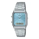 Reloj Casio de estilo vintage con diseño ana-digi, caja cuadrada de acero inoxidable y esfera color celeste. Cuenta con brazalete de eslabones metálicos, manecillas para hora analógica y pantalla digital inferior para funciones adicionales.