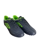 Championes de fútbol Umbro Classic II TF, color negro con detalles en verde neón. Capellada de cuero sintético y suela de goma con tapones para césped artificial.