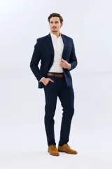 Pantalón clásico azul marino de lino y algodón, con bolsillos laterales y presillas para cinturón.