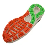 Championes de running Under Armour modelo HOVR Sonic 5, color beige con detalles en negro, verde neón y naranja. Presentan una parte superior de tejido transpirable, refuerzo externo de TPU en el talón y suela con tecnología de amortiguación reactiva HOVR.