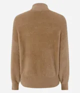 Suéter de poliamida afelpada color tostado, con cuello alto y mangas largas de diseño holgado.
