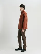 Sweater de micropolar color rojo, con cuello alto y cierre frontal parcial. Cuenta con mangas largas y bolsillos laterales con cierre.