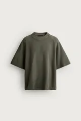 Camiseta relaxed fit de color verde militar, con cuello redondo y mangas ranglán cortas.