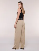 Pantalón wide leg blanco con finas rayas verticales oscuras, tiro alto, bolsillos laterales y pinzas frontales. Incluye un cinturón trenzado de rafia con hebilla rectangular.