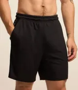 Bermuda deportiva para hombre, color bordó, con tecnología Dry que facilita la evaporación del sudor. Presenta cintura elástica con cordón interno, bolsillos y estampa lateral con lettering.