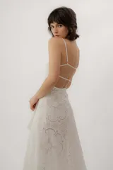 Vestido midi de broderie de algodón color blanco, con escote cuadrado, tirantes finos regulables en la espalda y diseño romántico.